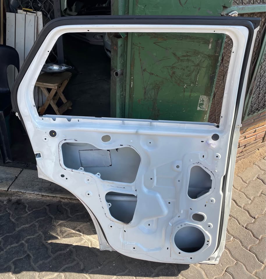 Ford Everest RearDoor Leftside - Private Seller Ford Everest RearDoor Leftside - Private Seller