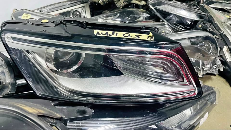 Audi Q5 headlight - Private Seller Audi Q5 headlight - Private Seller