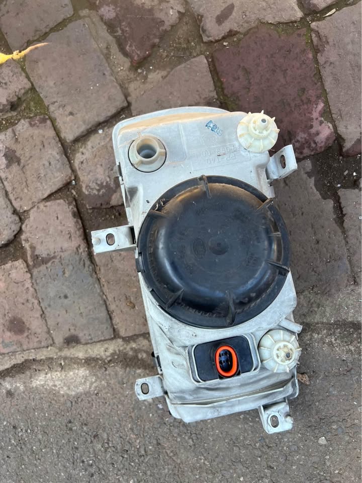 Vw jetta 3 Original hella headlight (left ) available call or whatsapp - Private Seller Vw jetta 3 Original hella headlight (left ) available call or whatsapp - Private Seller