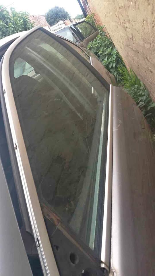 BMW 528i E39 LF door glass