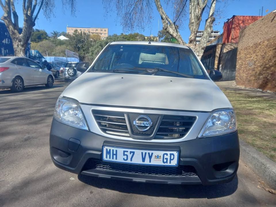 2022 Nissan NP200 1.6 Petrol, Manual, White, 60000kms With canopy