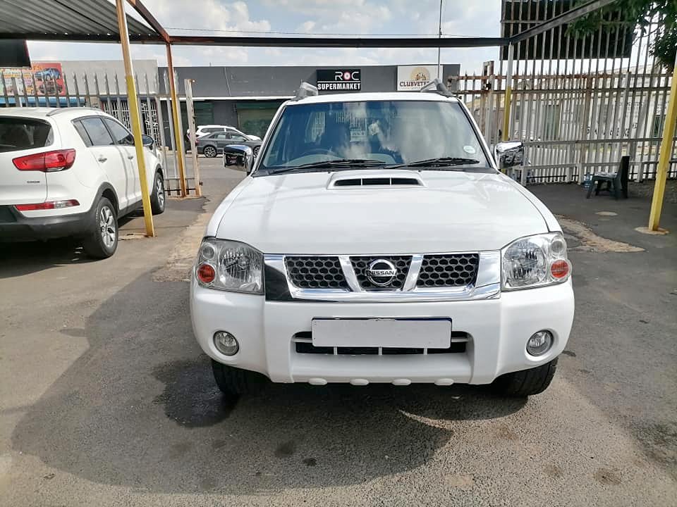 2020 Nissan Np300 Hardbody 2.5 Double Cab 4×4 Bakkie leather seat Service book