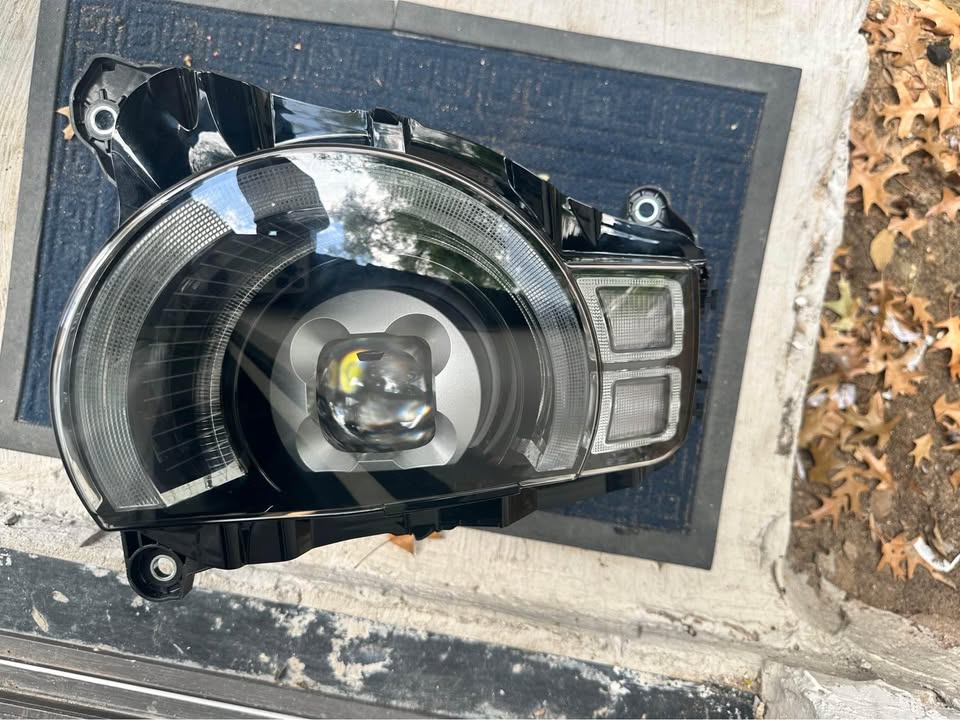 2021 Land Rover Defender Headlights left and right - Private Seller 2021 Land Rover Defender Headlights left and right - Private Seller