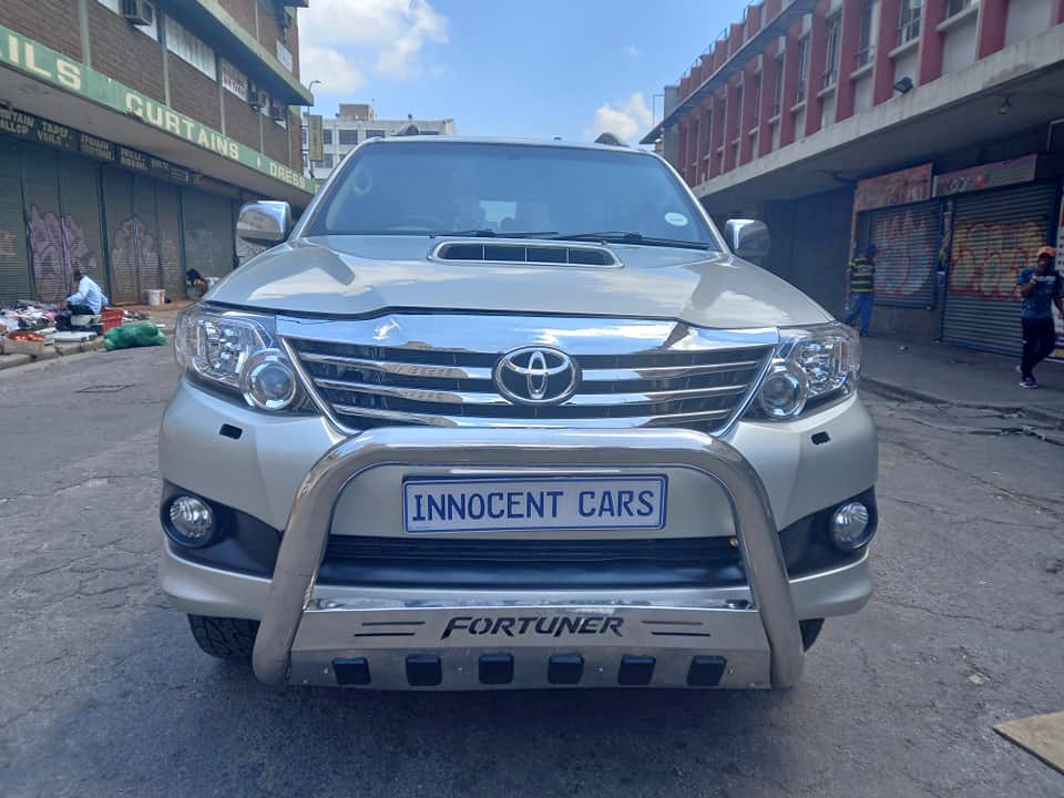 2011 TOYOTA FORTUNER 3.0 ENGINE 4X4 MANUAL, DIESEL, CODE 2, LEATHERSEAT, SILVER COLOUR