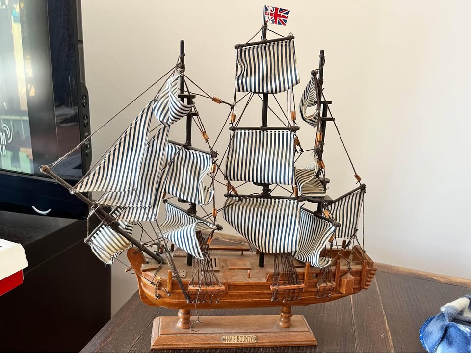 Vintage HMS Bounty model sailing ship Vintage HMS Bounty model sailing ship