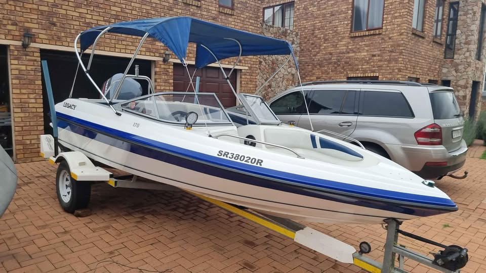 Yamaha Legacy 170 with powerful 130hp engine and L-Seats, is one of THE most fun Boats on the water!
