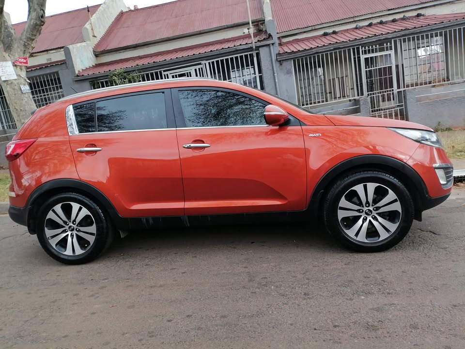 2012 KIA SPORTAGE 2.0 AUTOMATIC TRANSMISSION WITH LEATHER SEATS IN EXCELLENT CONDITION