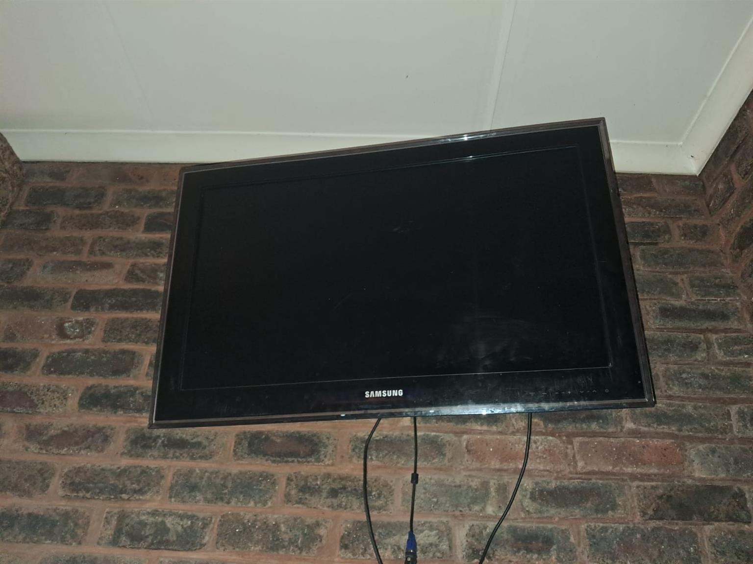 Samsung 32 inch TV for sale with wall mount Samsung 32 inch TV for sale with wall mount