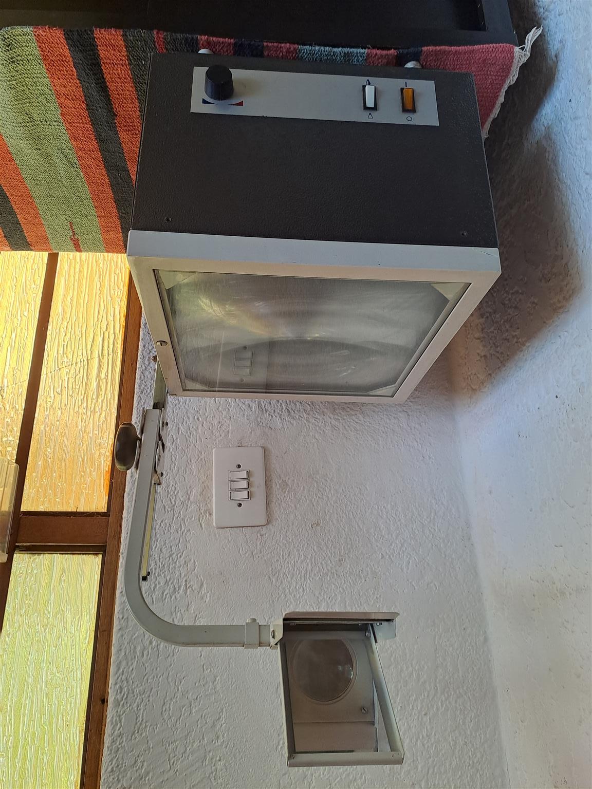 Overhead Projector. Complete. Working 100%. As good as new. I am in Orange Grove
