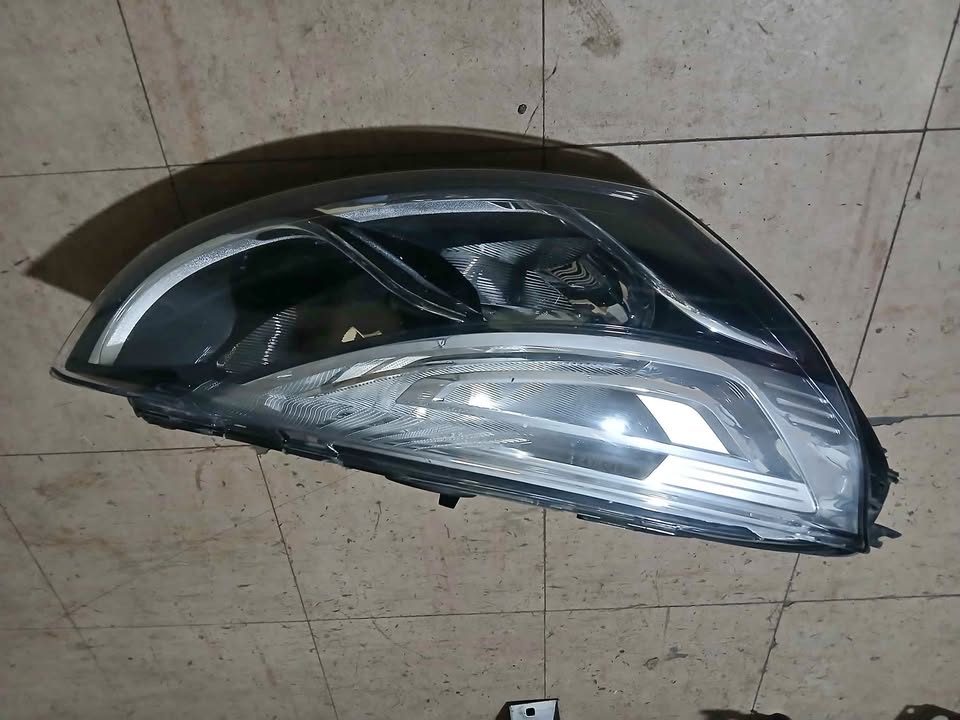 Renault Clio 4 headlight - Private Seller Renault Clio 4 headlight - Private Seller