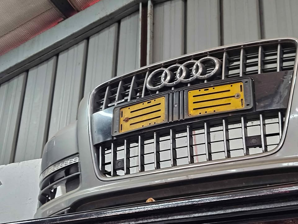 Audi Q7 front bumper for sale! - Private Seller