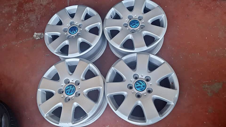 Vw T5,T6 original alloy mags size 16 aset Vw T5,T6 original alloy mags size 16 aset