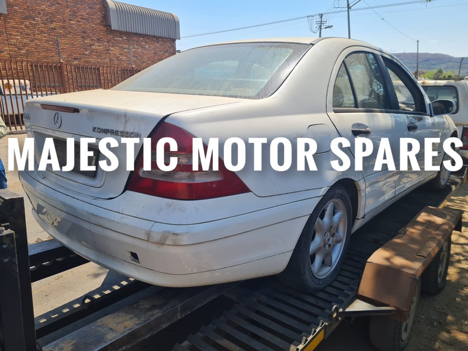 MAJ3011 – 2002 Mercedes benz C200 W203 stripping used spares used parts