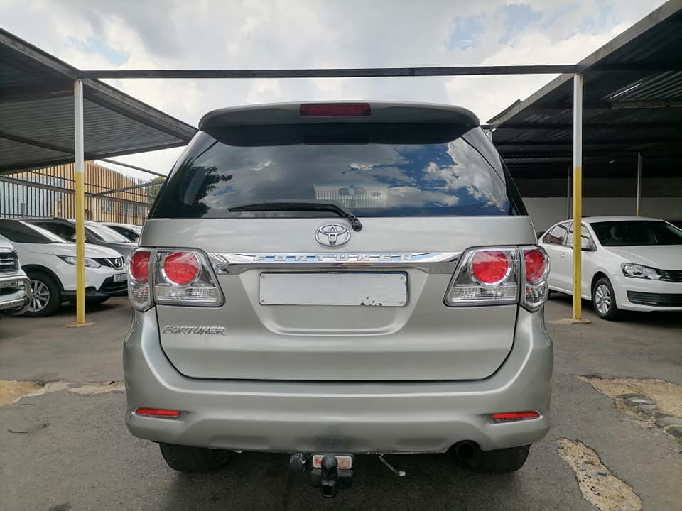 2014 Toyota Fortuner 3.0 D4D 4x2 seven seater Automatic with a leather seat