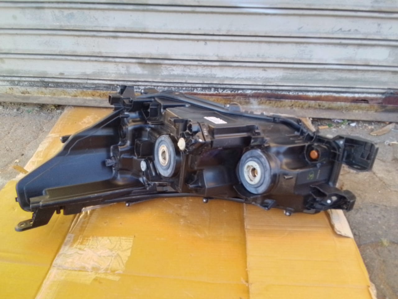 (2016-2023) TOYOTA HILUX GD6 RIGHT SIDE NORMAL HEADGHT FOR SALE - Private Seller