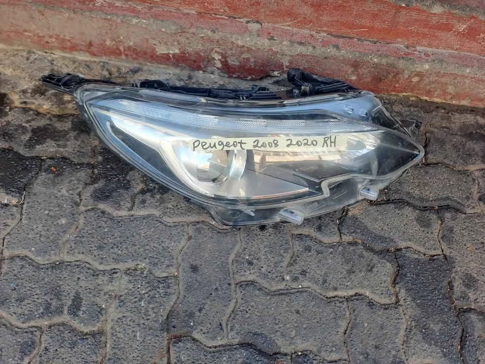 Peugeot 2008 Headlight Rightside. - Private Seller Peugeot 2008 Headlight Rightside. - Private Seller