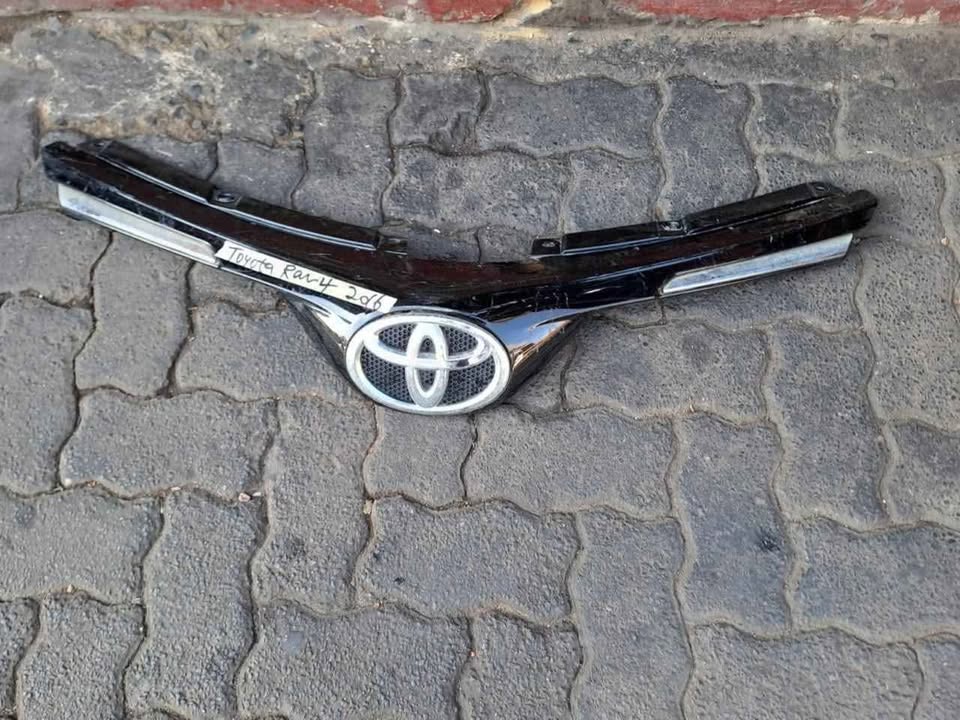 Toyota Rav-4 Grill. Call or DM . - Private Seller