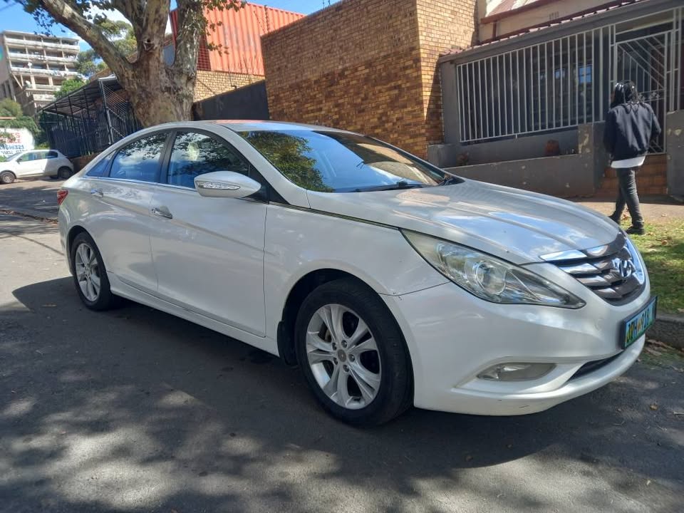 2011 Hyundai Sonata Sedan White 1.6 Petrol,  Automatic, 104000kms Leather seat, Keyless,