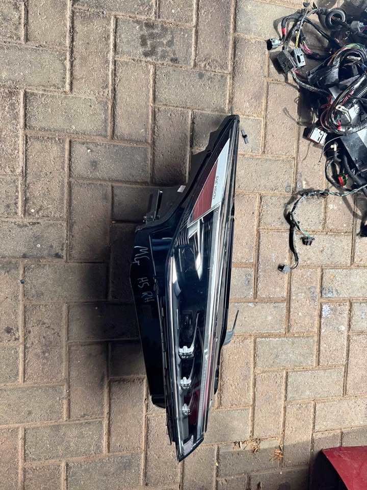 MG HS Headlight Right Side - Private Seller MG HS Headlight Right Side - Private Seller