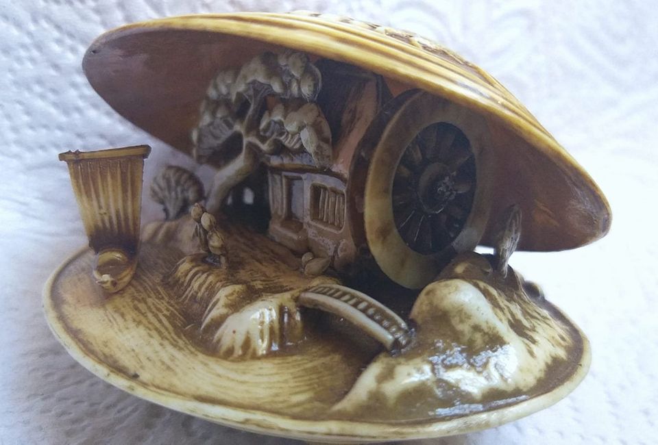 Celluloid Diorama Clam