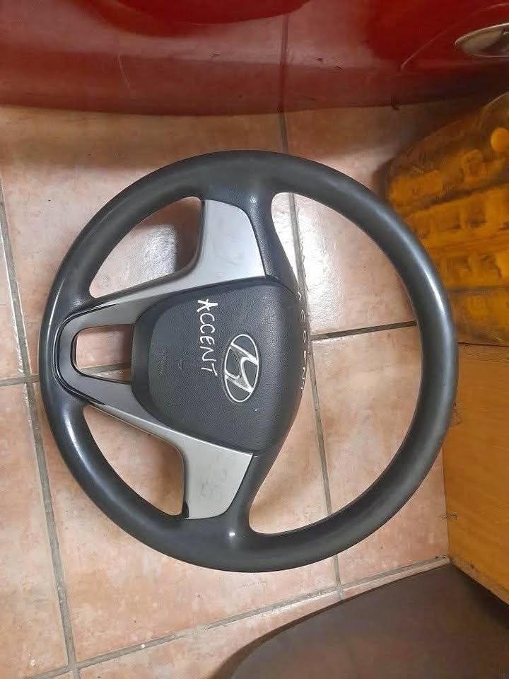HYUNDAI ACCENT STEERING WHEEL AND AIRBAG