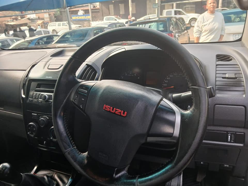 2017 ISUZU KB250 X-RIDER DOUBLE CAB 4X2 (DIESEL) MANUAL