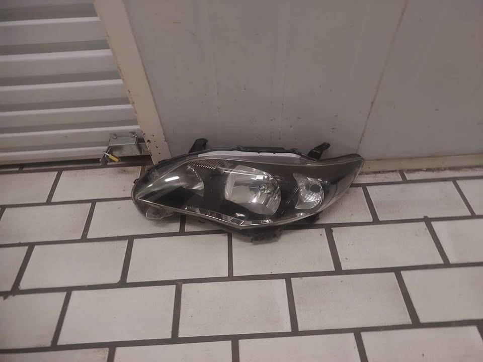 Toyota Corolla Quest headlight left side - Private Seller