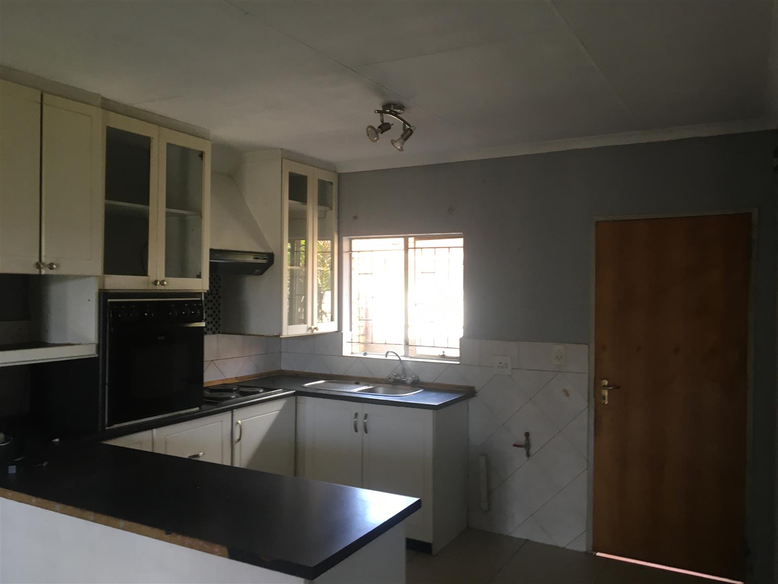 Townhouse in Birchleigh- 2 bedroom, garage, private garden and braai stand.