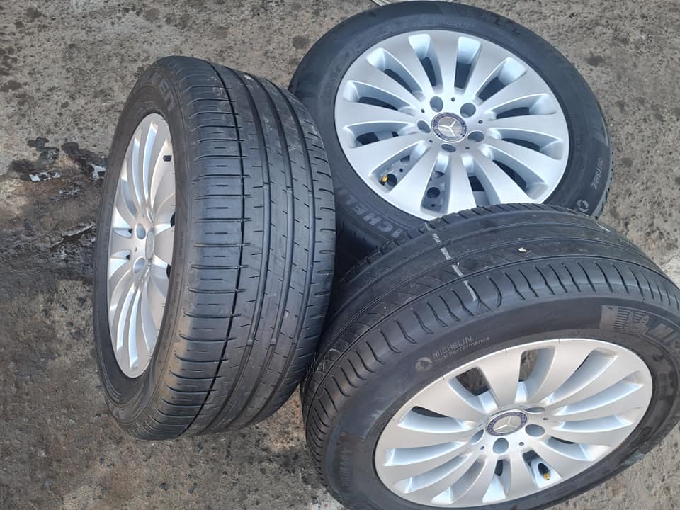 Mercedes Benz vito mags size 17+tyres used still in good condition