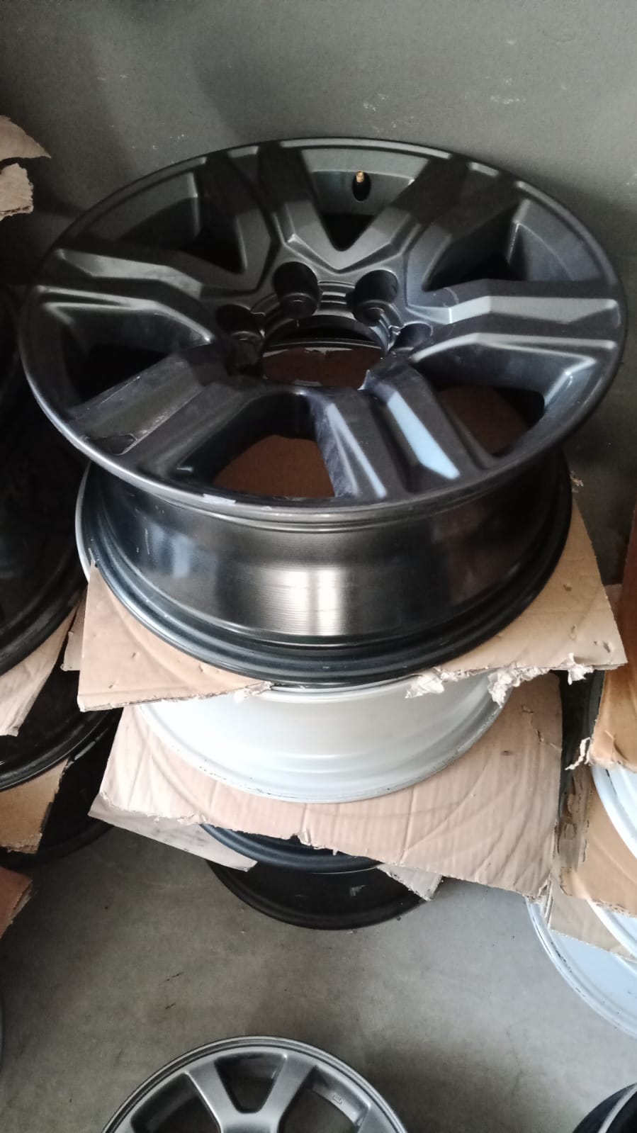 17inch Toyota Hilux/Fortuner original black mag to use for spare - Private Seller 17inch Toyota Hilux/Fortuner original black mag to use for spare - Private Seller