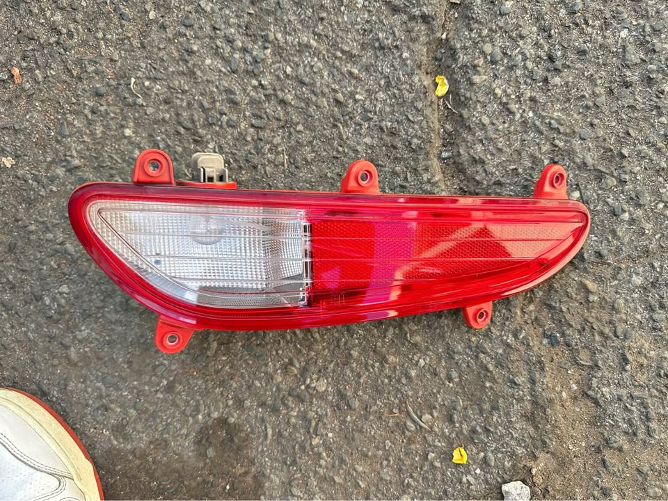 Hyundai i rear bumper right side reflector - Private Seller Hyundai i rear bumper right side reflector - Private Seller