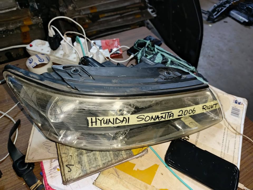 Hyundai sonanta 2006 right Headlight - Private Seller Hyundai sonanta 2006 right Headlight - Private Seller
