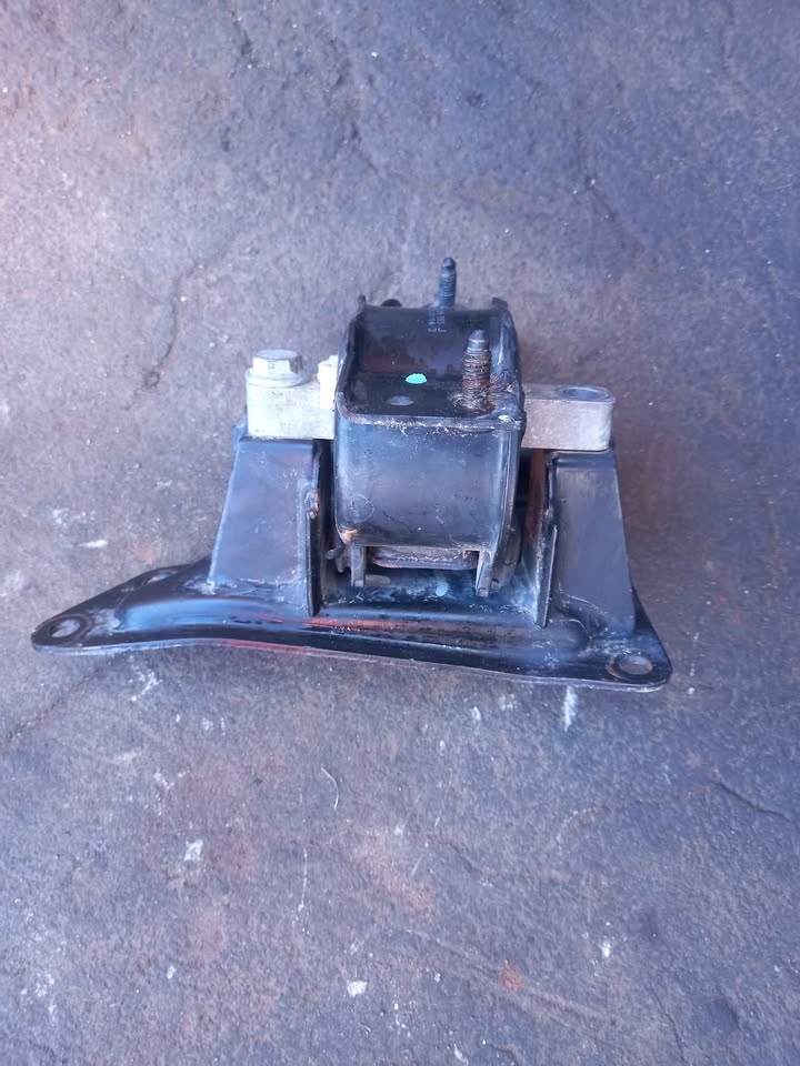 Polo Vivo 9n3 gearbox Mounting in excellent condition