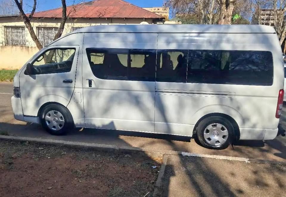 2011 TOYOTA QUANTUM 2.5 GL MANUAL TRANSMISSION 14 SEATER IN EXCELLENT CONDITION 2011 TOYOTA QUANTUM 2.5 GL MANUAL TRANSMISSION 14 SEATER IN EXCELLENT CONDITION