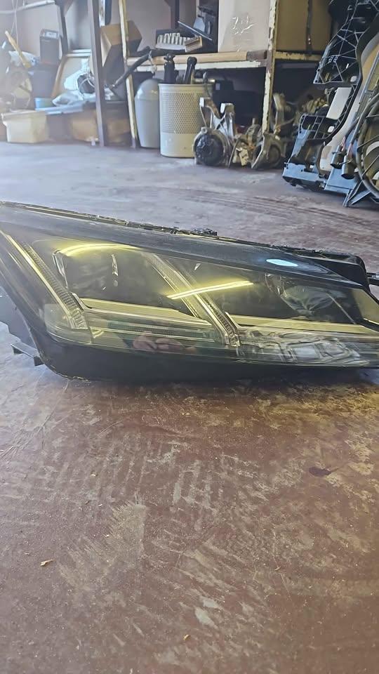 Audi TT Xenon Headlight Metric - Private Seller Audi TT Xenon Headlight Metric - Private Seller