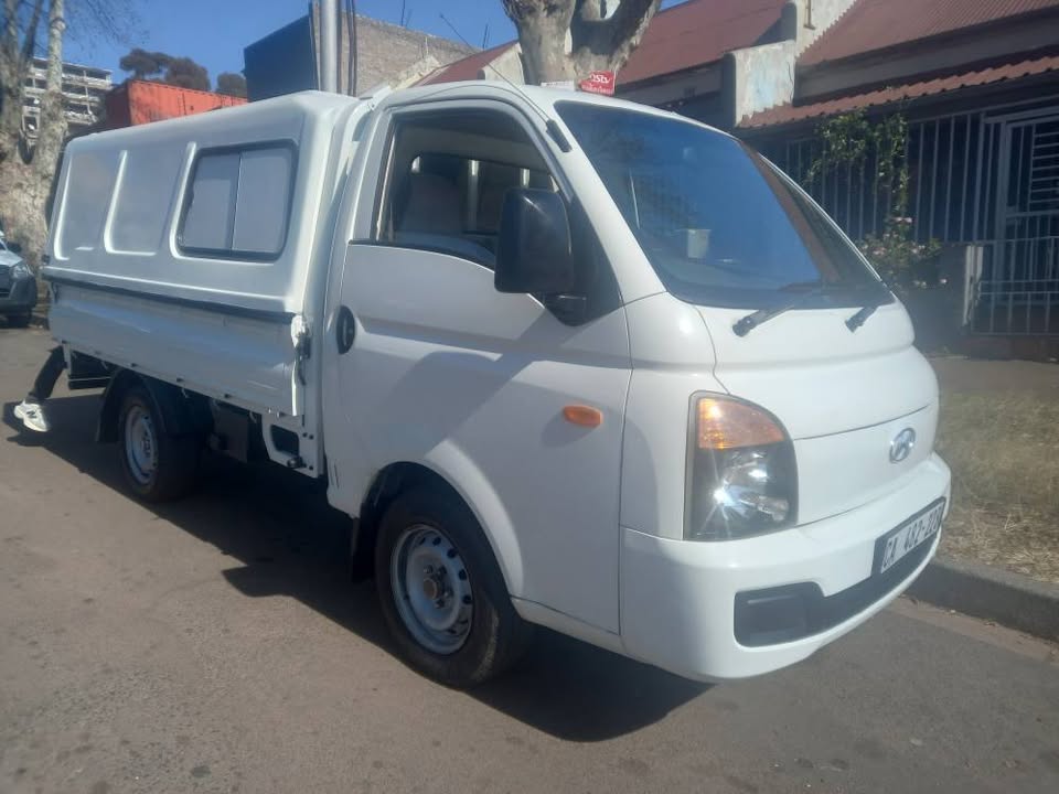2008 Hyundai H100 2.6 Diesel, Manual, White, 87000kms With Canopy.