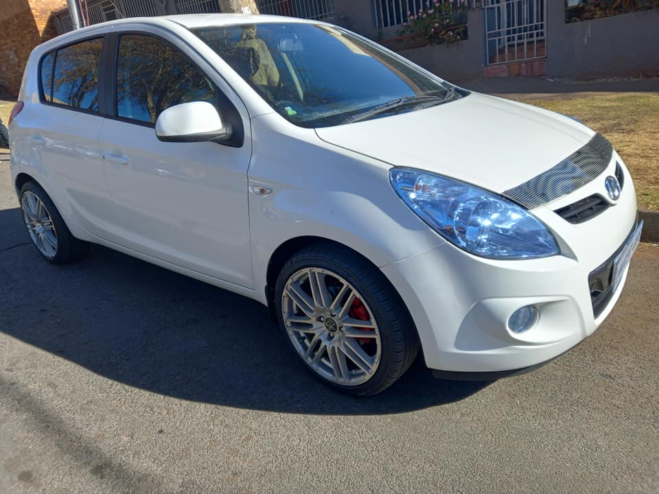 2013 HYUNDAI i20 1.6 ENGINE PETROL, MANUAL, WHITE COLOR, MILEAGE 79000KMS