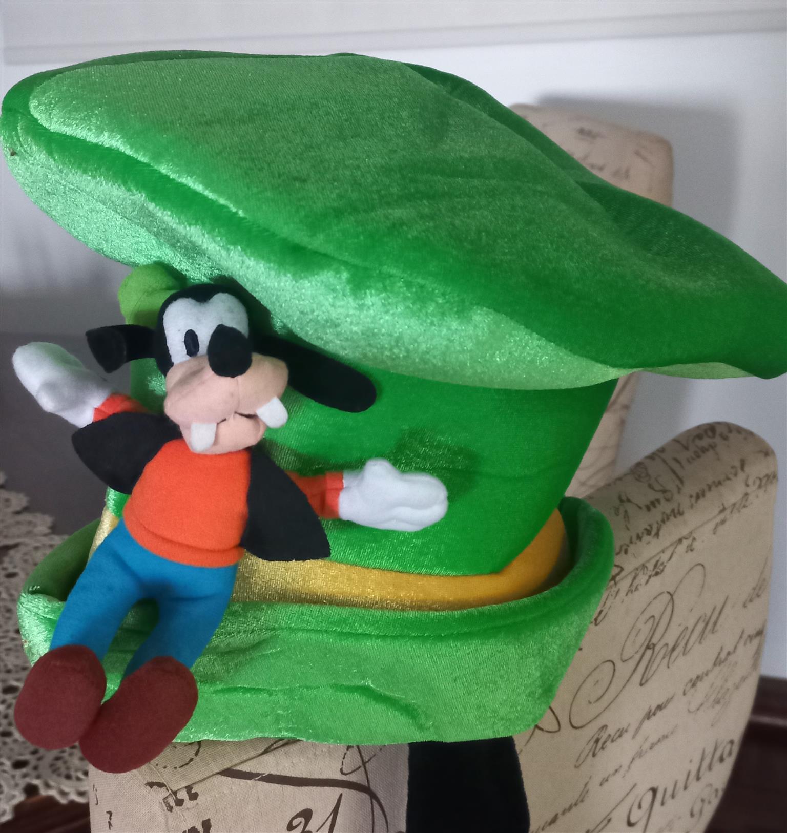 Disney character hat and gloves of Goofy the hound.