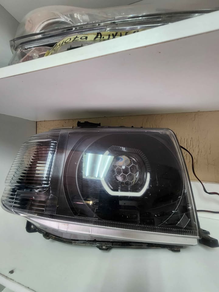 Toyota land cruiser headlight - Private Seller Toyota land cruiser headlight - Private Seller