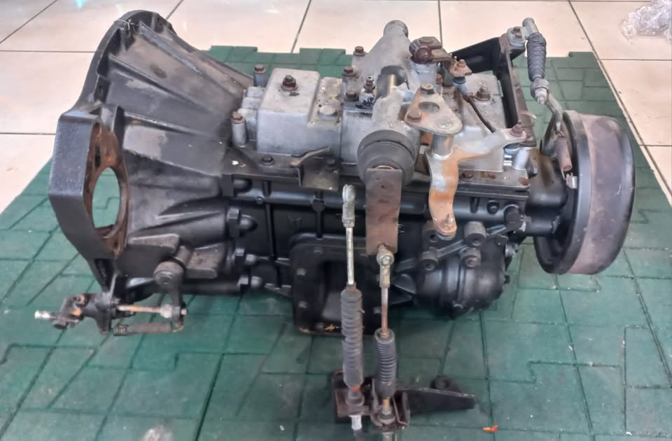 Isuzu NPR Manual 5 Speed Gearbox (4HK1) - Private Seller