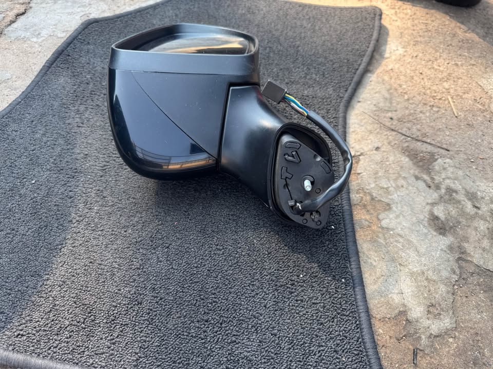 Renault Clio 4 / Captur Right Mirror - Private Seller Renault Clio 4 / Captur Right Mirror - Private Seller