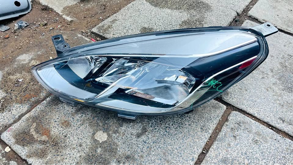 Ford Fiesta headlight 2017 - Private Seller Ford Fiesta headlight 2017 - Private Seller