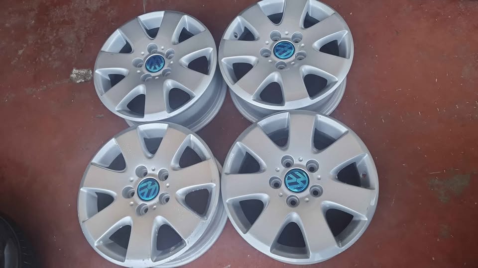 Bmw E90 original alloy mags size 16×tyres still in good condition