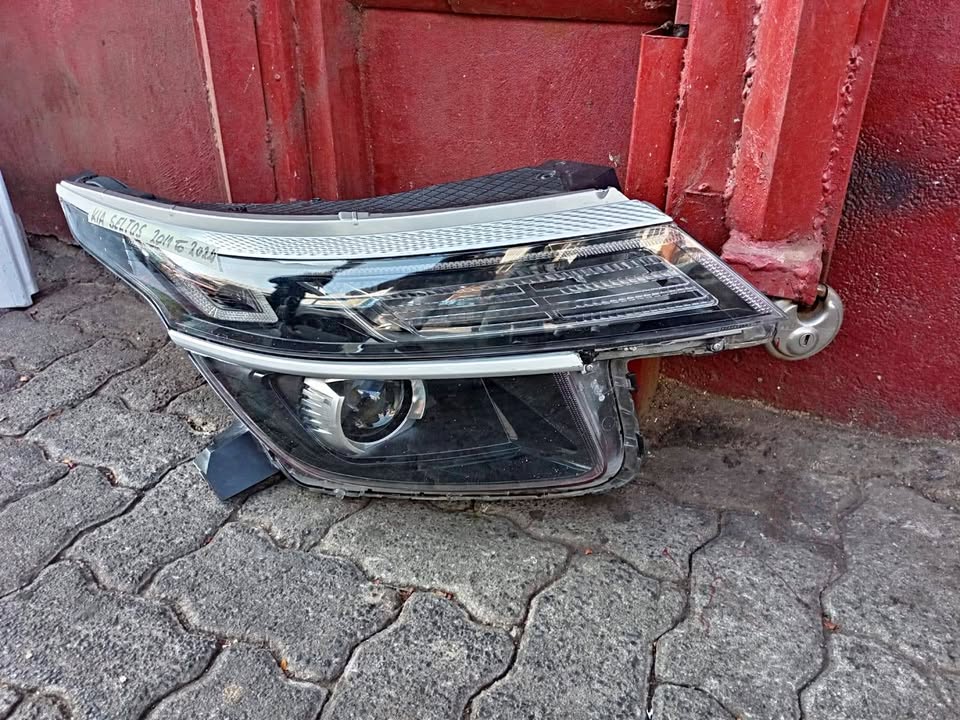 Kia Seltos Headlight LED - Private Seller Kia Seltos Headlight LED - Private Seller