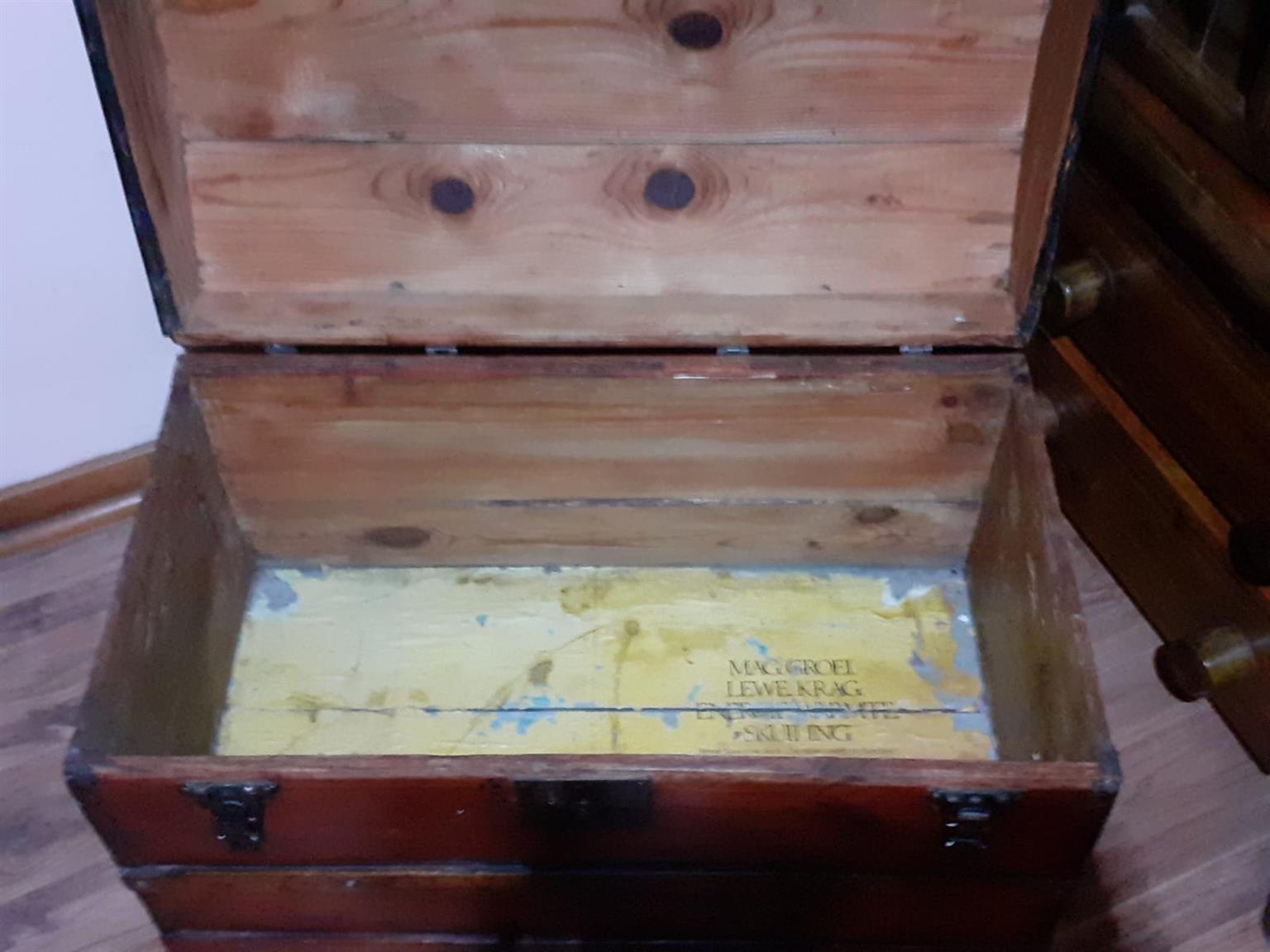 Vintage wagon chest, good condition
