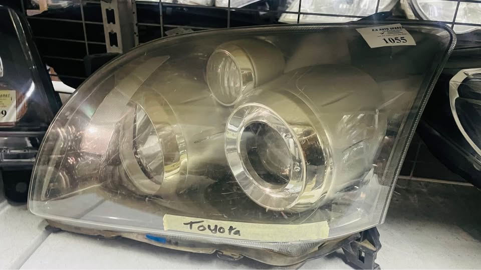Toyota Avensis headlight - Private Seller Toyota Avensis headlight - Private Seller