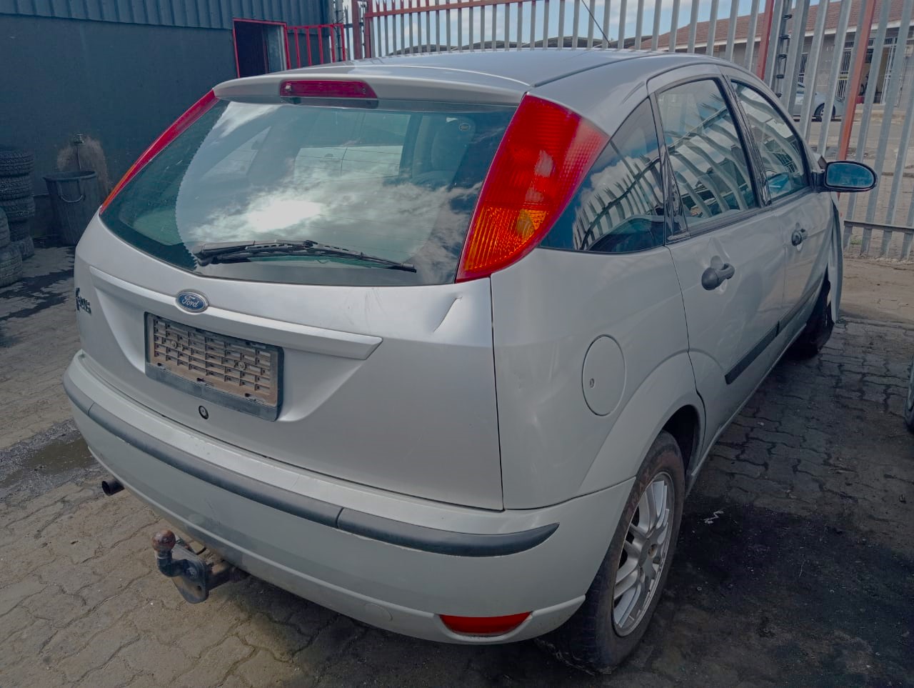 2003 Ford Focus 2.0L - Stripping for Spares.