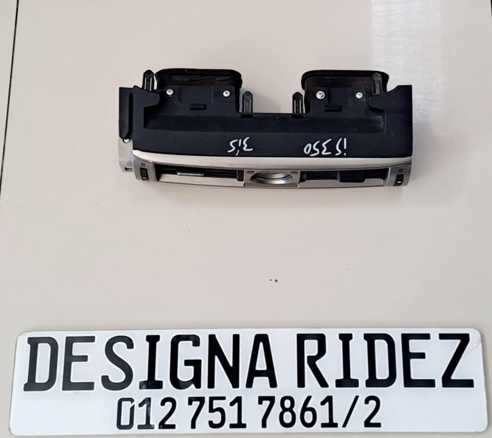 LEXUS IS350 3IS CENTRE DASH AIR VENT WITH ANALOGUE CLOCK AVAILABLE - Private Seller