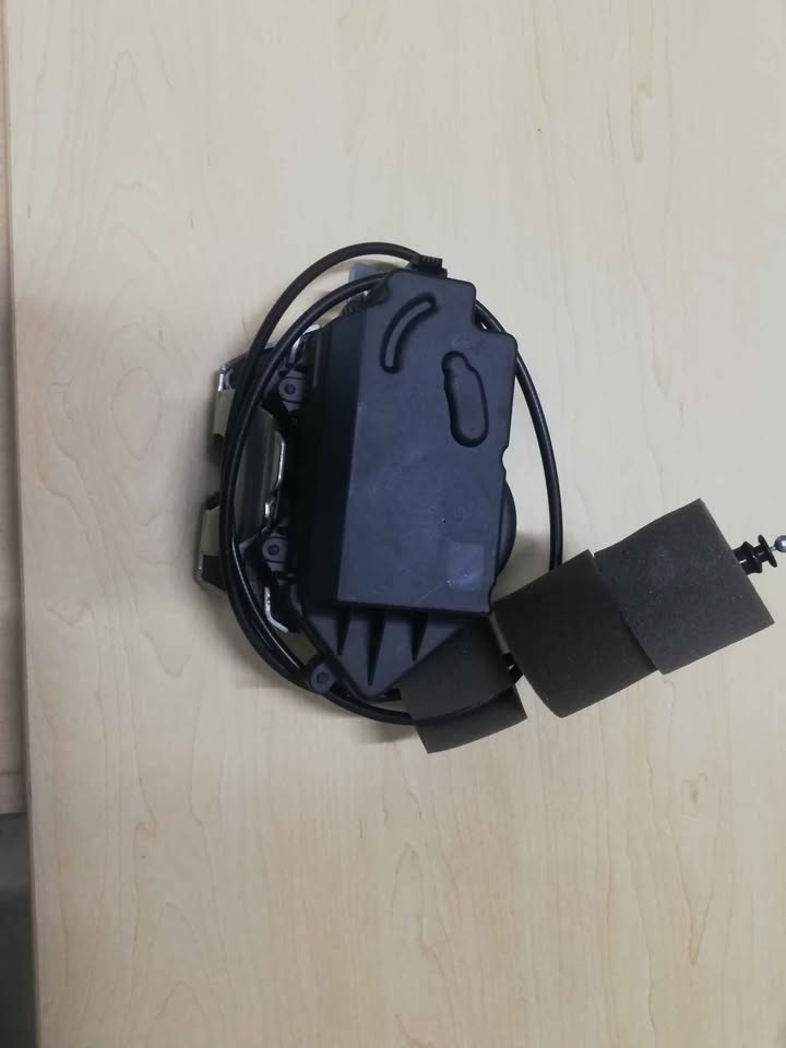 Brand New Mercedes Benz W164 boot catcher mechanism