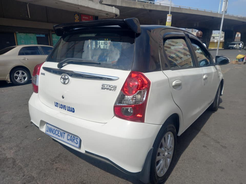 2019 TOYOTA ETIOS 1.5 PETROL, MANUAL TRANSMISSION, WHITE COLOUR, MILEAGE